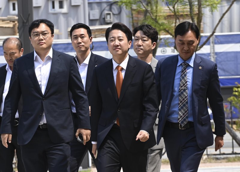 [화성=뉴시스] 김종택 기자 = 이준석 개혁신당 대선 후보가 29일 오전 경기 화성시 동탄9동 행정복지센터에 마련된 사전투표소에로 향하고 있다. (공동취재) 2025.05.29. photo@newsis.com