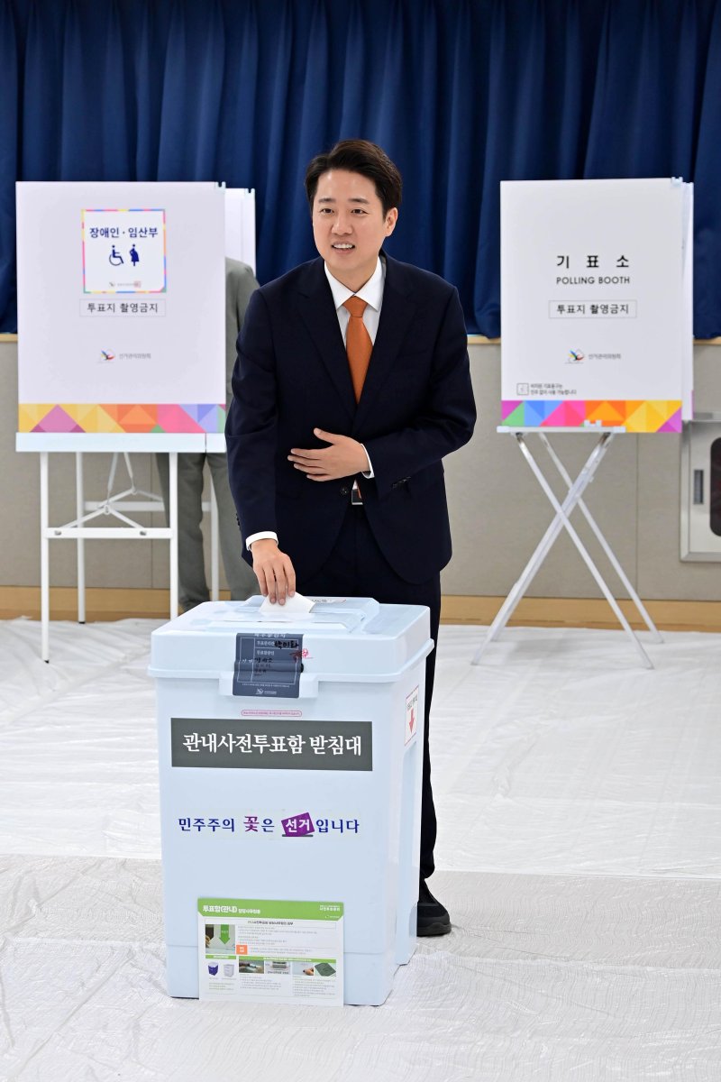 [화성=뉴시스] 김종택 기자 = 이준석 개혁신당 대선 후보가 29일 오전 경기 화성시 동탄9동 행정복지센터에 마련된 사전투표소에서 투표를 하고 있다. (공동취재) 2025.05.29. photo@newsis.com