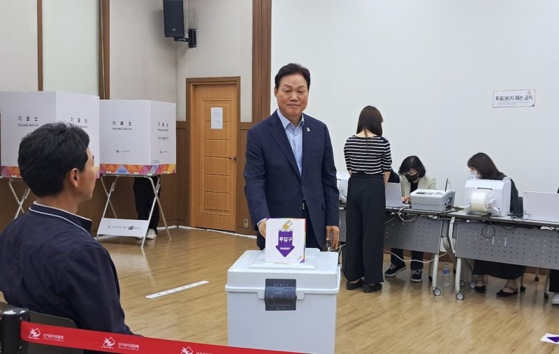 [창원=뉴시스]홍정명 기자=박완수 경남도지사가 제21대 대통령선거 사전투표 첫날인 29일 오전 창원특례시 성산구 경남연구원 1층 가야대회의실에 마련된 용지동 사전투표소에서 한표를 행사하고 있다.2025.05.29. hjm@newsis.com