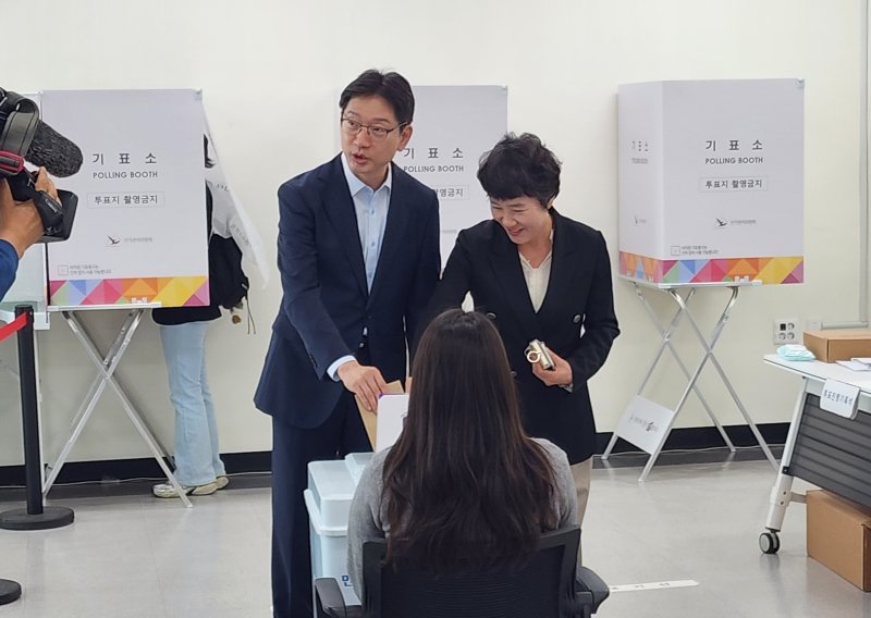 [창원=뉴시스]김기진 기자=더불어민주당 총괄상임선대위원장인 김경수 전 경남지사 부부가 29일 오전 창원시 의창구 의창동행정복지센터에 마련된 사전투표소에서 투표하고 있다.2025.05.29. sky@newsis.com