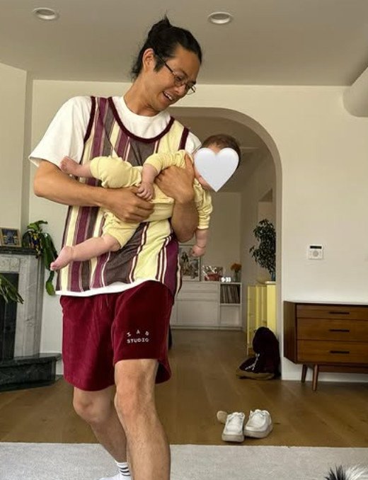 빈지노, 사전 투표 첫날 빨간 도넛·의상…"세계 뻘건디의 날"