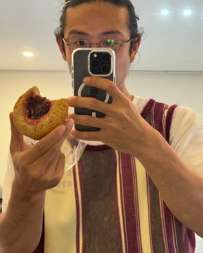 빈지노, 사전 투표 첫날 빨간 도넛·의상…세계 뻘건디의 날