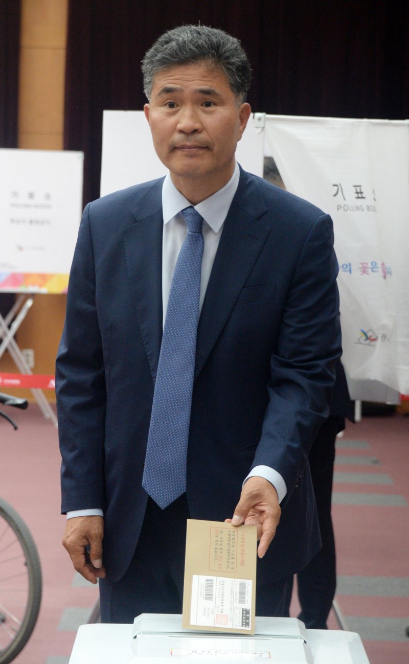 [전주=뉴시스] 김얼 기자 = 이원택 더불어민주당 전북특별자치도당 도당위원장이 29일 전북 전주시 완산구 전북특별자치도청에 마련된 사전투표소를 찾아 투표를 하고 있다. 2025.05.29. pmkeul@newsis.com
