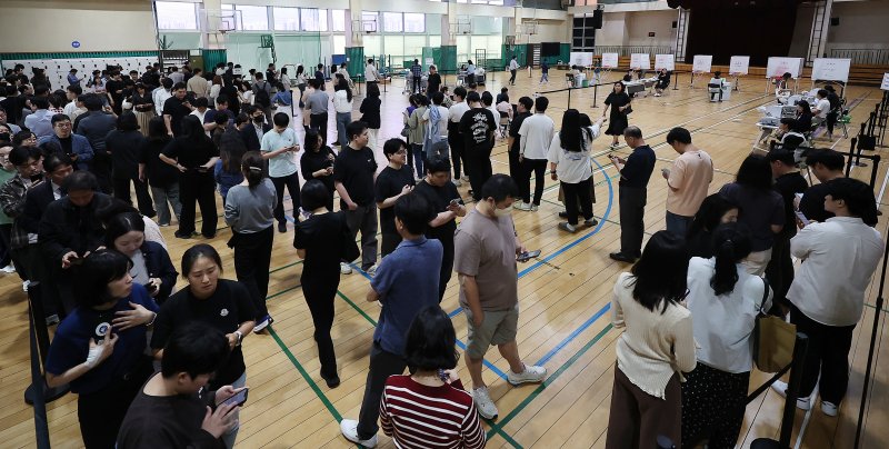 제21대 대통령 선거 사전 투표 첫날인 29일 오후 서울 강남구 수서동 강남스포츠문화센터에 마련된 사전투표소에서 유권자들이 투표를 하기 위해 길게 줄을 늘어서 있다. 사전투표 첫날 오후 1시 현재 전국 평균 투표율이 10.51%를 기록, 지난 대선 같은 시각의 사전투표율 8.75%보다 1.76%포인트(p) 높은 수치를 기록했다. 2025.5.29/뉴스1 ⓒ News1 김진환 기자