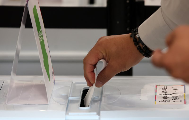 [부산=뉴시스] 하경민 기자 = 제21대 대통령선거 사전투표 첫날인 29일 부산 남구 용호4동주민센터에 마련된 사전투표소를 찾은 한 시민이 기표한 투표지를 투표함에 넣고 있다. 부산 사전투표는 오는 30일까지 이틀간 오전 6시~오후 6시 투표소 206곳에서 진행된다. 2025.05.29. yulnetphoto@newsis.com