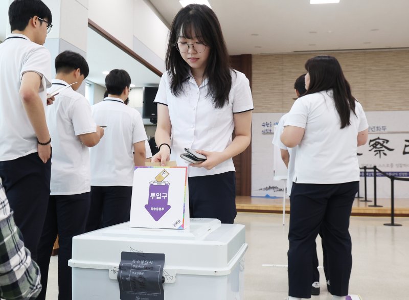 [수원=뉴시스] 김종택 기자 = 제21대 대통령선거 사전투표 첫날인 29일 경기 수원시 연무동행정복지센터에 마련된 사전투표소에서 삼일공업고등학교 3학년 학생 유권자들이 생애 첫 투표를 하고 있다. (공동취재) 2025.05.29. photo@newsis.com