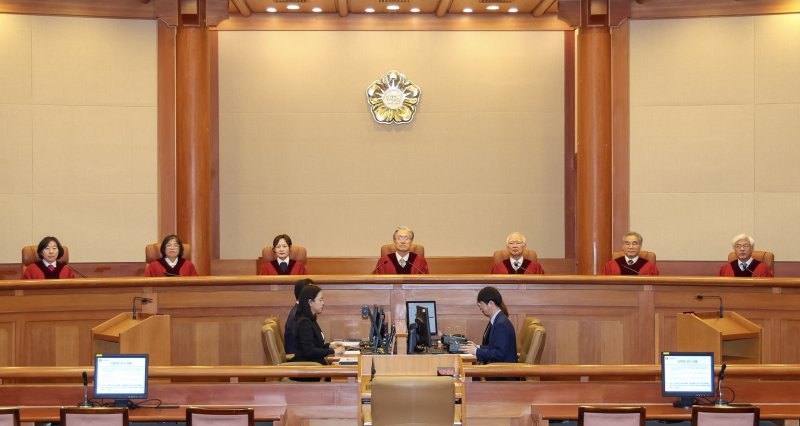 김형두 헌법재판소장 권한대행(가운데)과 헌법재판관들이 지난달 29일 오후 서울 종로구 헌법재판소 대심판정에서 열린 5월 심판사건 선고에 참석하고 있다. /사진=뉴시스