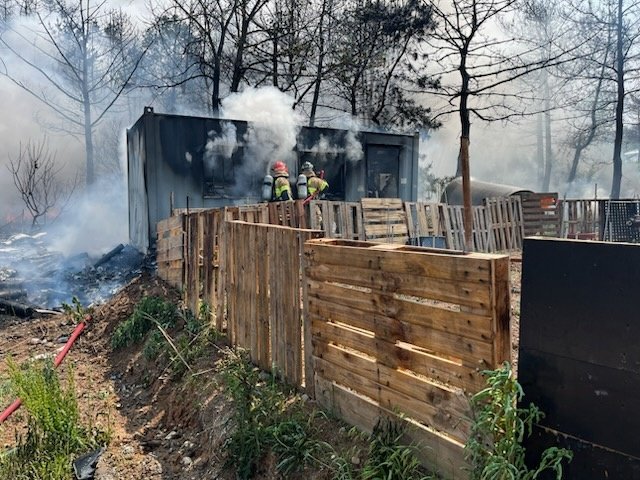 29일 오후 1시 49분쯤 경북 포항 남구 동해면 야산에 해군 해상 초계기 (P-3C)가 추락해 출동한 소방관이 진화작업을 벌이고 있다. 뉴스1