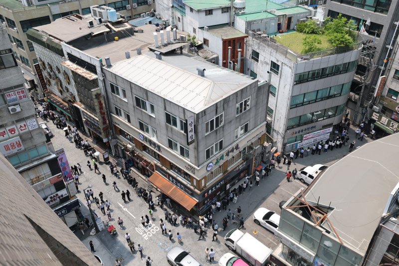 제21대 대통령선거 사전투표 첫 날인 29일 서울 중구 소공동주민센터에 마련된 투표소에서 직장인들이 점심시간을 이용해 투표를 하기 위해 길게 줄을 늘어서 있다. 2025.5.29/뉴스1 ⓒ News1 오대일 기자