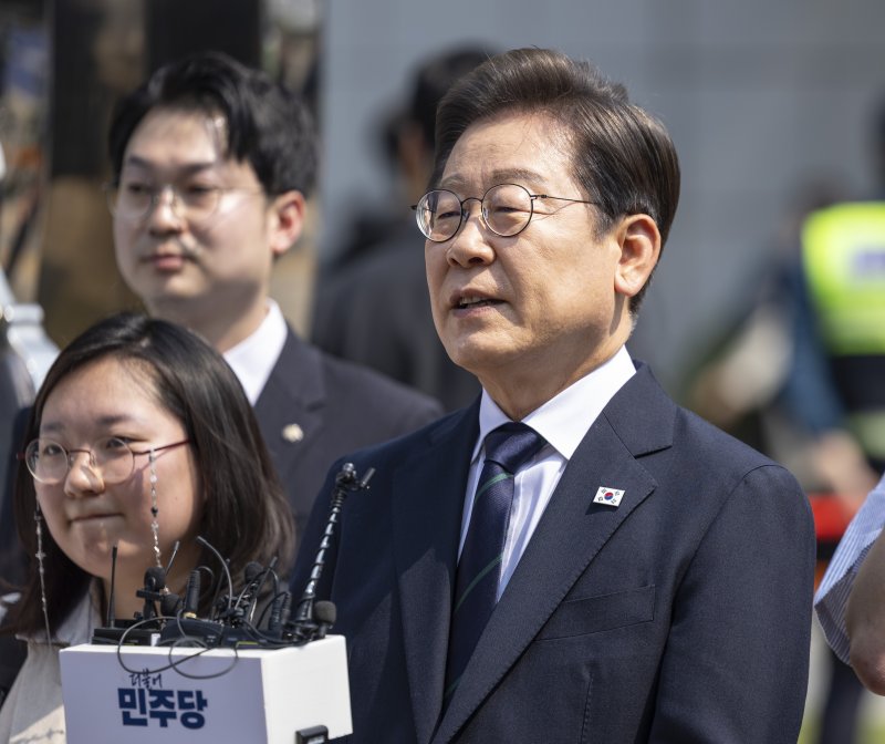 이재명 더불어민주당 대통령 후보가 제 21대 대통령선거 사전투표 첫날인 29일 서울 서대문구 신촌동 주민센터에서 투표를 마친 뒤 취재진의 질문에 답하고 있다. (공동취재)2025.5.29/뉴스1 ⓒ News1 안은나 기자
