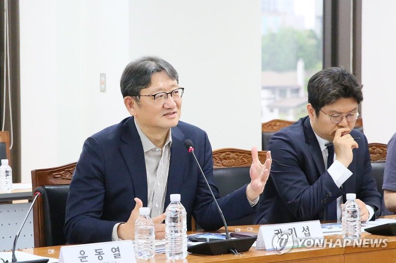 권기섭 경제사회노동위원회 위원장(왼쪽) (출처=연합뉴스)