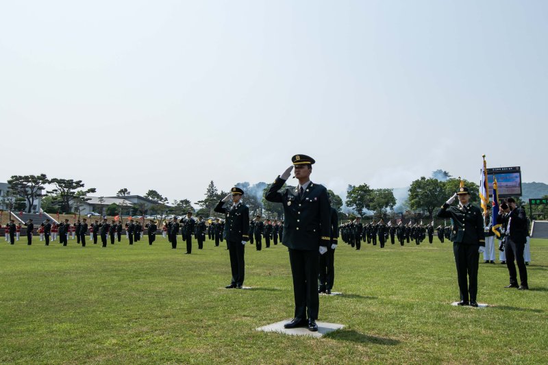 {익산=뉴시스] 29일 육군부사관학교 연병장에서 '양성 25-1기 육군 부사관 임관식'이 거행되고 있다. (사진=육군부사관학교 제공) 2025.05.29. photo@newsis.com *재판매 및 DB 금지
