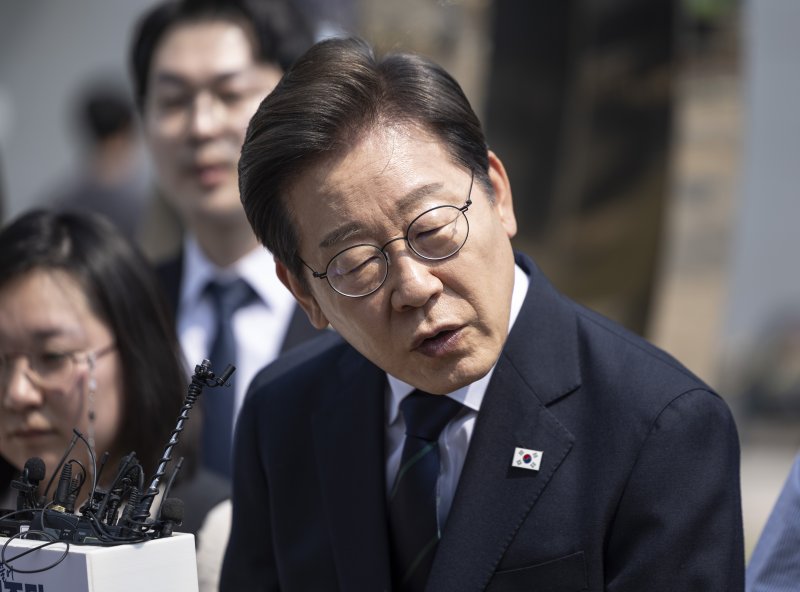 이재명 더불어민주당 대통령 후보가 제 21대 대통령선거 사전투표 첫날인 29일 서울 서대문구 신촌동 주민센터에서 투표를 마친 뒤 소감을 말하고 있다. (공동취재) 2025.5.29/뉴스1 ⓒ News1 안은나 기자