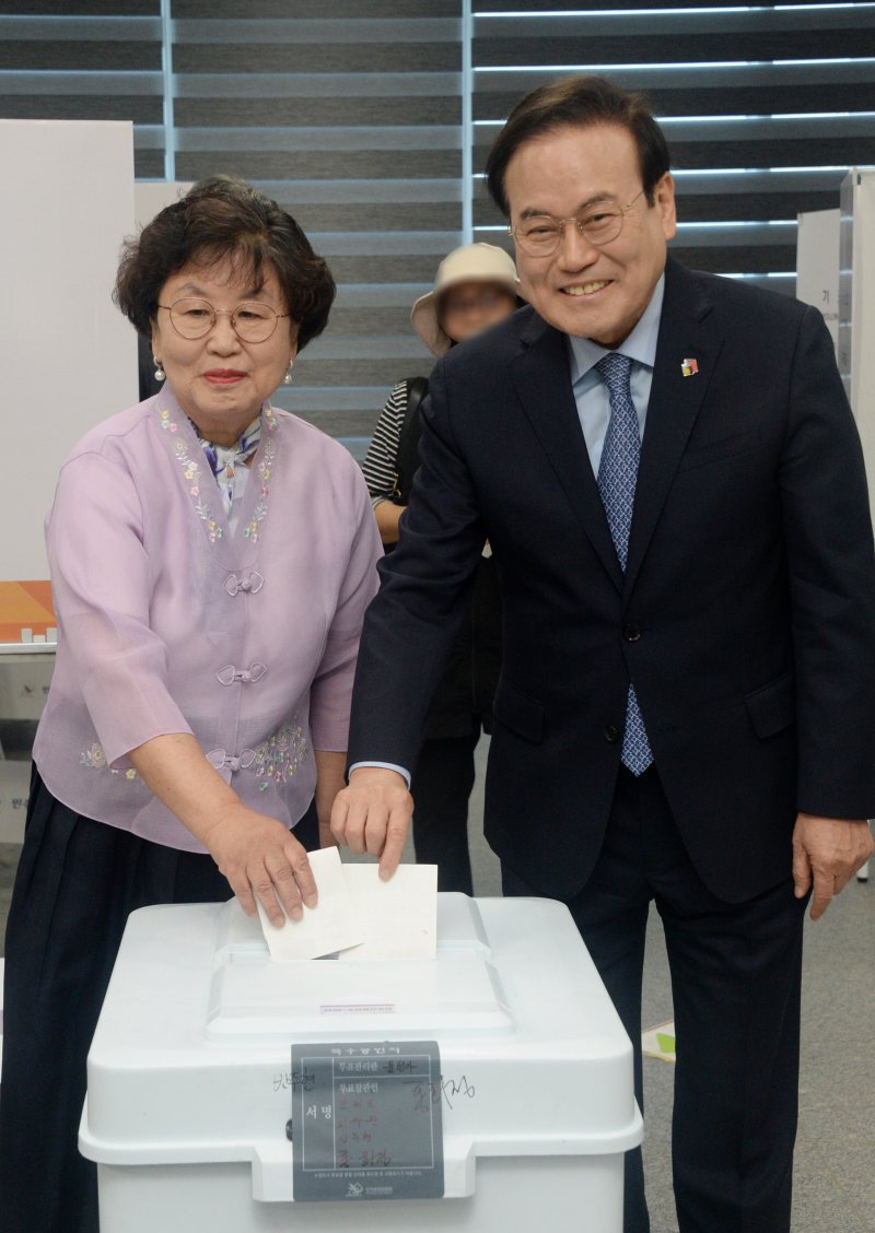 [전주=뉴시스] 김얼 기자 = 서거석(오른쪽) 전북특별자치도교육감과 배우자 유광수 씨가 29일 전북 전주시 완산구 전북특별자치도교육청 별관 창조나래 3층에 마련된 사전투표소를 찾아 투표를 하고 있다. 2025.05.29. pmkeul@newsis.com