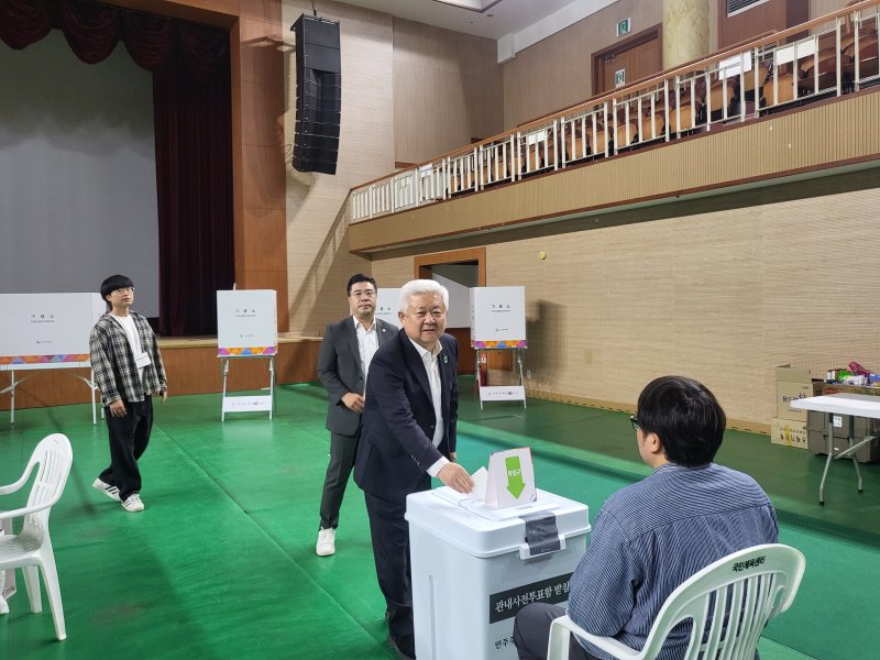 [무주=뉴시스] 최정규 기자 = 제21대 대통령 선거 사전투표 첫날인 29일 오전 9시 황인홍 전북 무주군수가 무주군 무주읍 예체문화관 대공연장에서 사전투표에 참여하고 있다. 2025.05.29. cjk9714@newsis.com