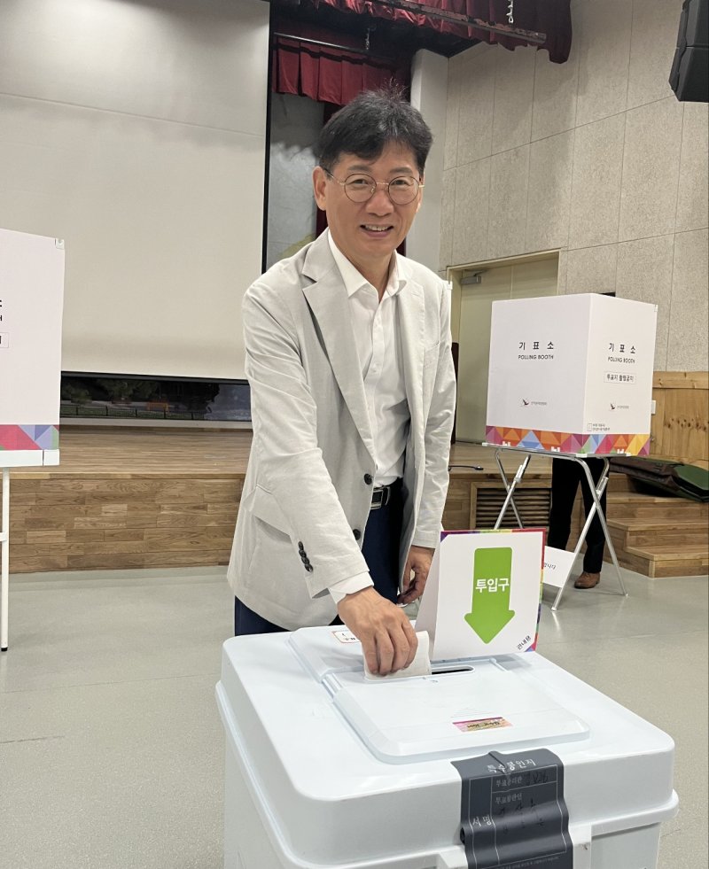 [장수=뉴시스] 최정규 기자 = 제21대 대통령 선거 사전투표 첫날인 29일 오전 최훈식 전북 장수군수가 장수군 장수읍 장수군민회관에서 사전투표에 참여하고 있다. 2025.05.29. cjk9714@newsis.com