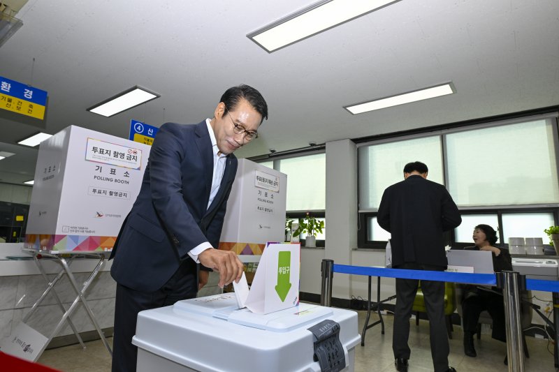 [남원=뉴시스] 최정규 기자 = 제21대 대통령 선거 사전투표 첫날인 29일 최경식 전북 남원시장이 남원시 왕정동 행정복지센터에서 사전투표에 참여하고 있다. 2025.05.29. cjk9714@newsis.com