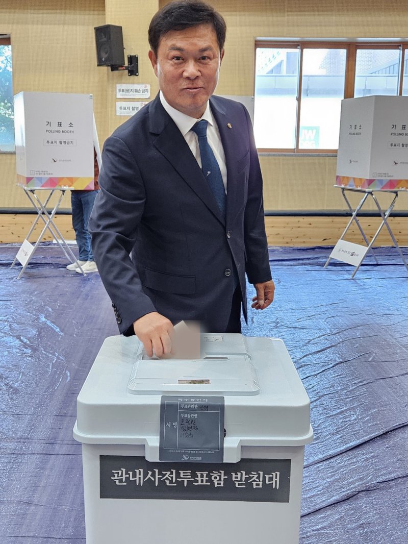 [정읍=뉴시스] 최정규 기자 = 제21대 대통령 선거 사전투표 첫날인 29일 오전 이학수 전북 정읍시장이 정읍시 수성동 곰두리체육관에서 사전투표에 참여하고 있다.(사진=정읍시 출입기자단) 2025.05.29. cjk9714@newsis.com