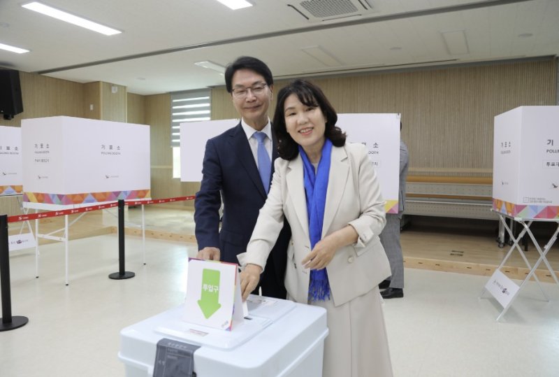 [고창=뉴시스] 최정규 기자 = 제21대 대통령 선거 사전투표 첫날인 29일 오전 심덕섭 전북 고창군수가 배우자와 함께 고창군 고창읍 주민행복센터에서 사전투표에 참여하고 있다. (사진=고창군 출입기자단 제공) 2025.05.29. cjk9714@newsis.com