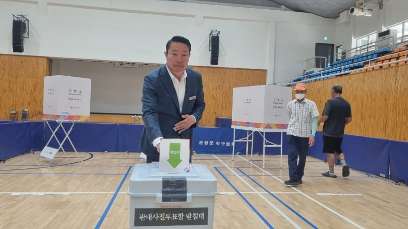 [순창=뉴시스] 최정규 기자 = 제21대 대통령 선거 사전투표 첫날인 29일 오전 최영일 전북 순창군수가 순창군 순창읍 순창군장애인체육관에서 사전투표에 참여하고 있다.(사진=순창군출입기자단 제공) 2025.05.29. cjk9714@newsis.com