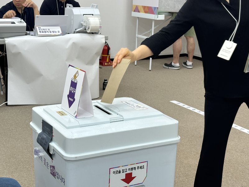 [대전=뉴시스] 김도현 기자 = 제21대 대통령선거 사전투표가 실시되는 29일 오전 대전 서구 둔산동 대전시청 1층에 설치된 사전투표소에서 유권자가 소중한 한 표를 행사하고 있다. 2025.05.29. kdh1917@newsis.com
