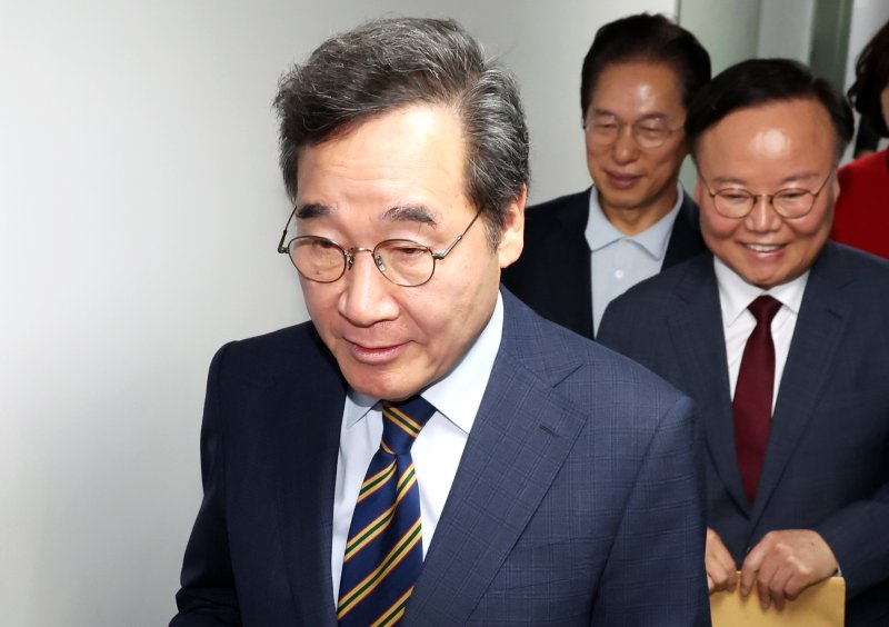 [서울=뉴시스] 조성우 기자 = 새미래민주당 이낙연 상임고문이 27일 오전 서울 여의도 중앙당사에서 국민의힘 김문수 대선 후보와 '개헌·공동정부' 합의 관련 기자회견을 마친 뒤 이동하고 있다. 오른쪽은 김재원 김문수 후보 비서실장. 2025.05.27. xconfind@newsis.com