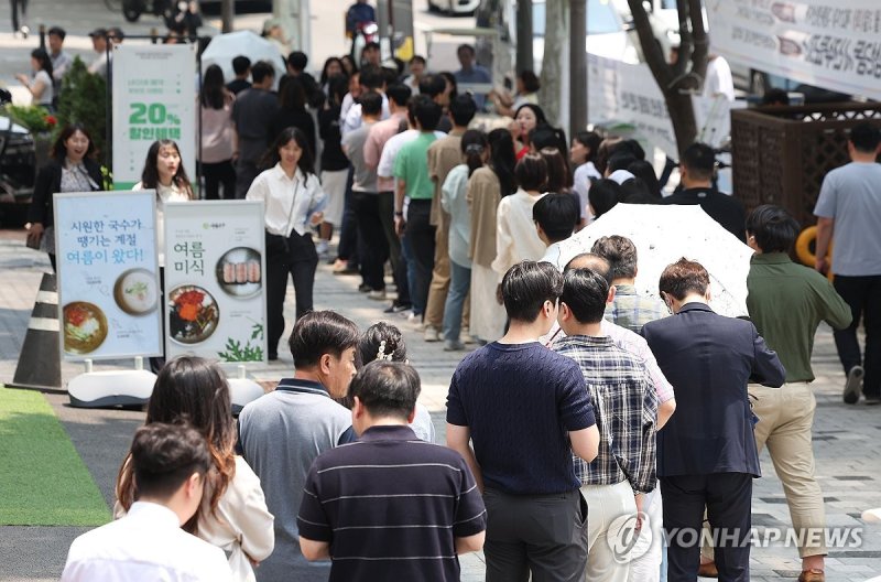 투표 기다리는 시민들 (출처=연합뉴스)