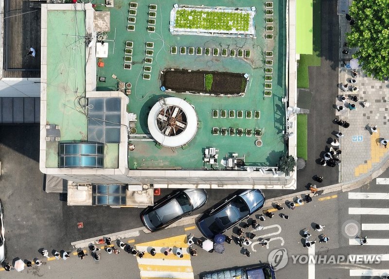 건물 둘러싼 투표 대기줄 (출처=연합뉴스)