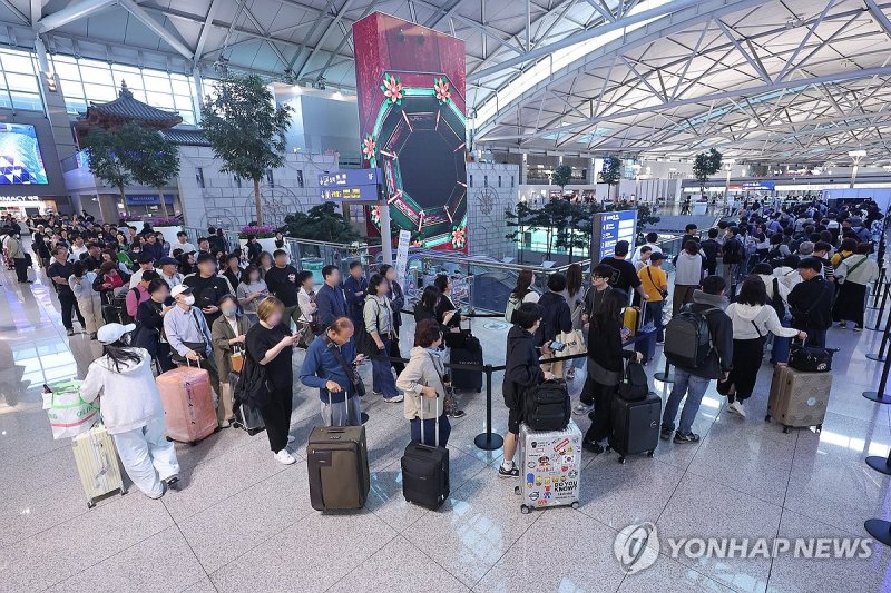 인천공항 출국장 사전투표소에 몰린 인파 (출처=연합뉴스)