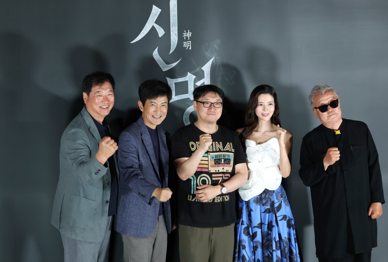 배우 주성환(왼쪽부터)과 안내상, 김남균 감독, 김규리, 명계남이 29일 서울 용산구 CGV용산아이파크몰에서 열린 영화 ‘신명’ 제작보고회에 참석해 포즈를 취하고 있다. '신명'은 신비로운 힘을 이용해 권력을 쥐려는 한 여인 윤지희(김규리 분)와 숨겨진 거대한 진실을 파헤치는 저널리스트 정현수(안내상 분)의 치열한 싸움 그리고 은밀한 음모, 주술과 정치의 결탁을 파헤치는 충격적인 스토리를 담아낸 작품이다. ⓒ News1 권현진 기자