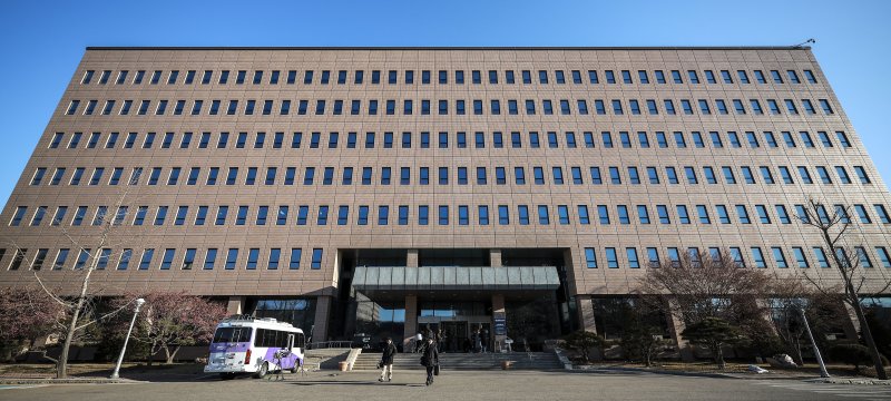 [서울=뉴시스] 정병혁 기자 =윤석열 전 대통령과 김건희 여사가 '건진법사'를 통해 뇌물을 받은 혐의로 고위공직자범죄수사처(공수처)에 고발됐다. 사진은 과천 공수처 청사의 모습. 2024.12.29. jhope@newsis.com