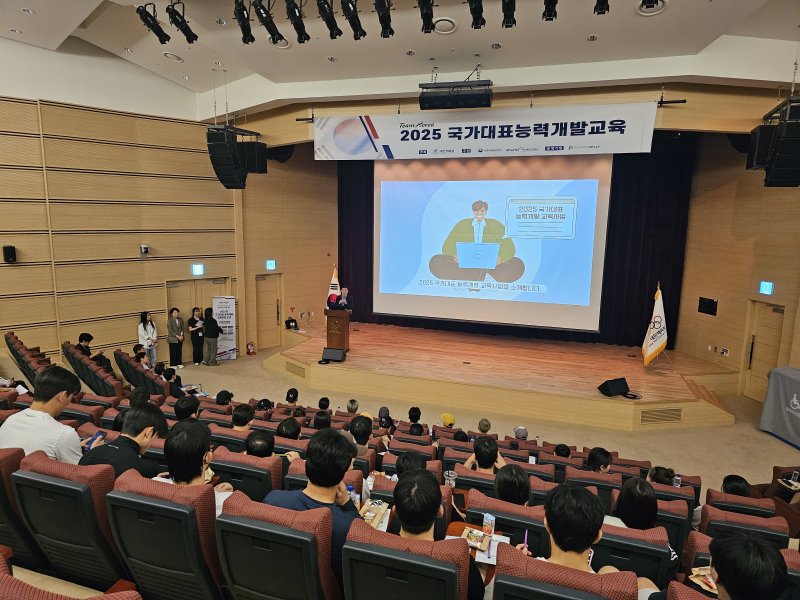 [서울=뉴시스=대한체육회는 지난 28일 오후 7시 진천 국가대표선수촌 챔피언하우스에서 '좋아하는 것을 더 좋아하다 보니'를 주제로 한 토크 콘서트를 열고 2025년 국가대표 능력개발 교육을 본격적으로 시작했다고 29일 밝혔다. (사진= 대한체육회 제공) 2025.05.29. photo@newsis.com *재판매 및 DB 금지