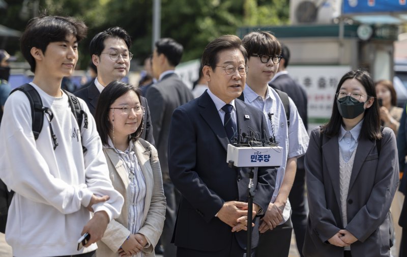 이재명 더불어민주당 대통령 후보가 제 21대 대통령선거 사전투표 첫날인 29일 서울 서대문구 신촌동 주민센터에서 투표를 마친 뒤 소감을 말하고 있다. (공동취재) 2025.5.29/뉴스1 ⓒ News1 안은나 기자