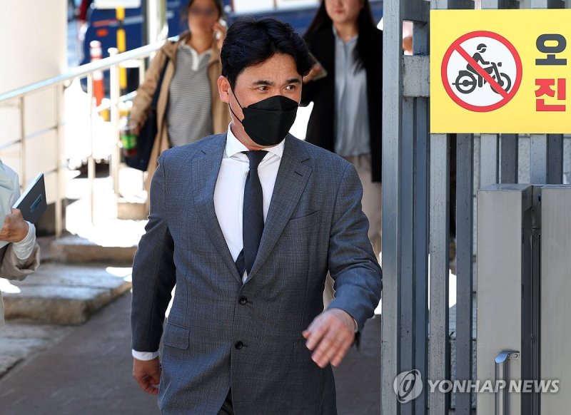 법원 나서는 KIA 장정석 전 단장 (출처=연합뉴스)