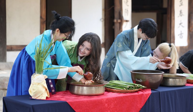 [서울=뉴시스] 김선웅 기자 = 단오(음력 5월 5일)를 이틀 앞둔 29일 서울 종로구 국립민속박물관 오촌댁 앞마당에서 열린 단오 세시행사에서 방문객들이 창포물 머리감기 체험을 하고 있다. 2025.05.29. mangusta@newsis.com