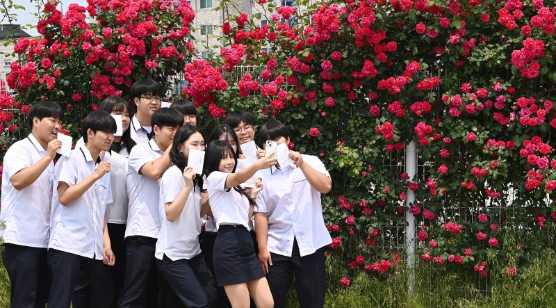 [수원=뉴시스] 김종택기자 = 제21대 대통령선거 사전투표 첫날인 29일 경기 수원시 연무동 행정복지센터에 마련된 사전투표소에서 삼일공업고등학교 3학년 학생 유권자들이 생애 첫 투표를 마친 뒤 인증샷을 남기고 있다. 2025.05.29. jtk@newsis.com