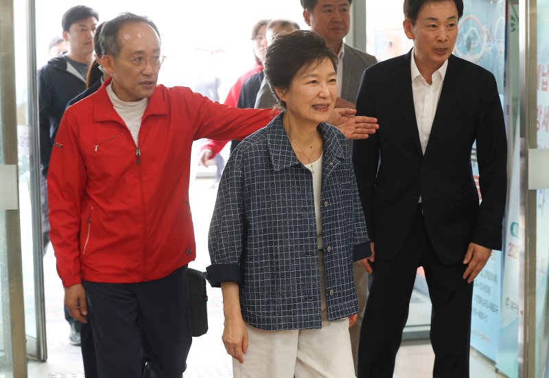 [대구=뉴시스] 이무열 기자 = 박근혜 전 대통령이 29일 대구 달성군 유가읍 행정복지센터에 마련된 제21대 대통령선거 사전투표소로 들어서고 있다. 2025.05.29. lmy@newsis.com