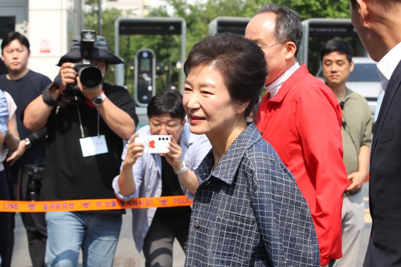 [대구=뉴시스] 이무열 기자 = 박근혜 전 대통령이 29일 대구 달성군 유가읍 행정복지센터에 마련된 제21대 대통령선거 사전투표소로 들어서고 있다. 2025.05.29. lmy@newsis.com