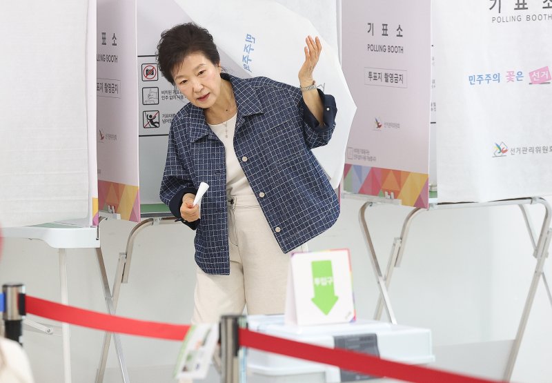 [대구=뉴시스] 이무열 기자 = 박근혜 전 대통령이 29일 대구 달성군 유가읍 행정복지센터에 마련된 제21대 대통령선거 사전투표소에서 투표를 마친 뒤 기표소를 나서고 있다. 2025.05.29. lmy@newsis.com