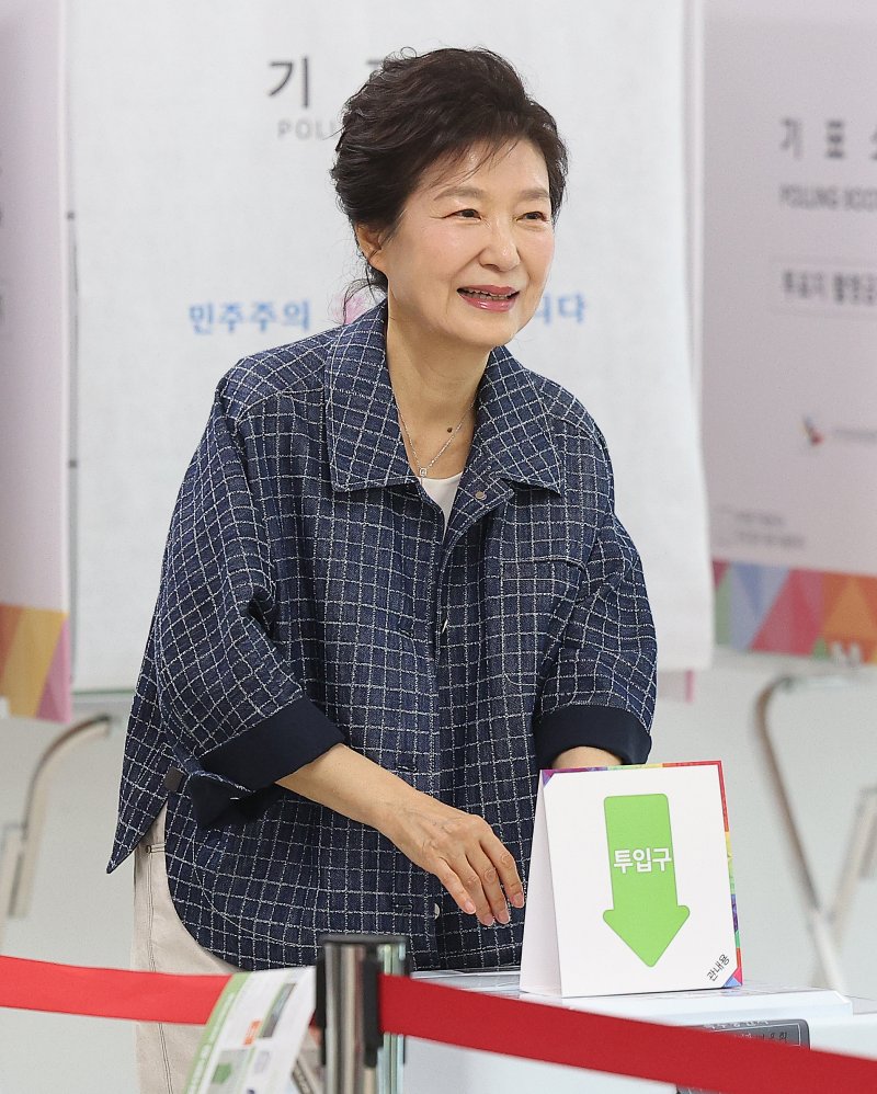 [대구=뉴시스] 이무열 기자 = 박근혜 전 대통령이 29일 대구 달성군 유가읍 행정복지센터에 마련된 제21대 대통령선거 사전투표소에서 투표하고 있다. 2025.05.29. lmy@newsis.com