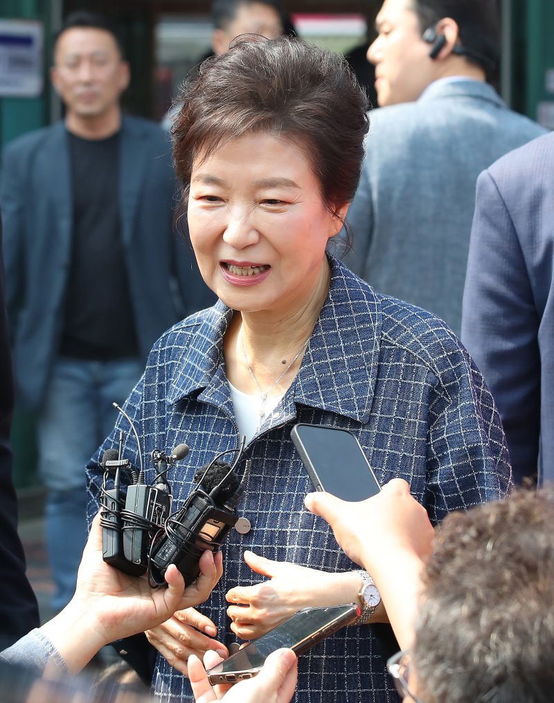 [대구=뉴시스] 이무열 기자 = 박근혜 전 대통령이 29일 대구 달성군 유가읍 행정복지센터에 마련된 제21대 대통령선거 사전투표소에서 투표를 마친 후 취재진 질문에 답하고 있다. 2025.05.29. lmy@newsis.com