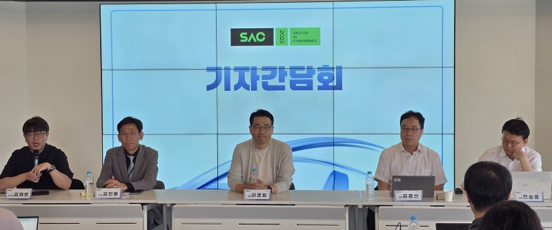 [서울=뉴시스]이경일 솔트룩스 대표는 29일 서울 강남구 역삼동에서 '솔트룩스 AI 컨퍼런스 2025' 기자간담회를 열고 차세대 AI 모델 '루시아3'와 AI 에이전트 플랫폼 '구버', 멀티모달 콘텐츠 플랫폼 '젠웨이브'에 대해 소개하고 회사의 사업 비전을 공유했다. odong85@newsis.com