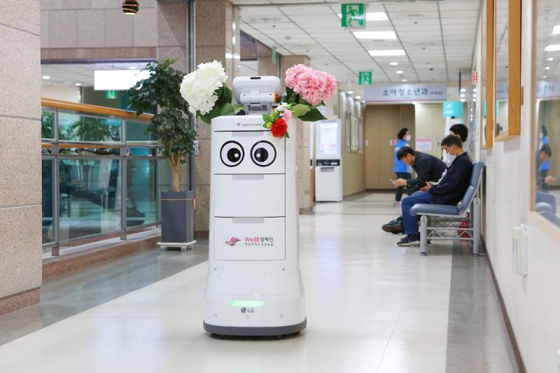 한림대학교성심병원은 8일 오전 배송로봇을 활용해 어르신들에게 카네이션을 전달하는 특별한 행사를 진행했다고 밝혔다. 배송 로봇이 카네이션을 전달을 위해 이동하고 있다. (한림대학교의료원 제공. 재판매 및 DB 금지) 2025.5.8/뉴스1