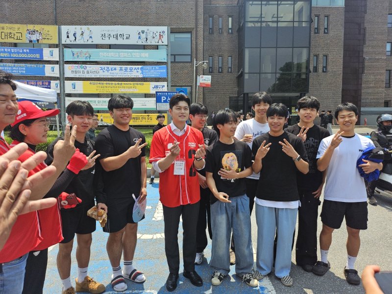 [전주=뉴시스] 국민의힘 김용태 비상대책위원장이 29일 전주대학교를 찾아 학생들과 소통하는 시간을 갖고 기념촬영을 하고 있다. (사진=국민의힘 제공) 2025.05.29. photo@newsis.com *재판매 및 DB 금지