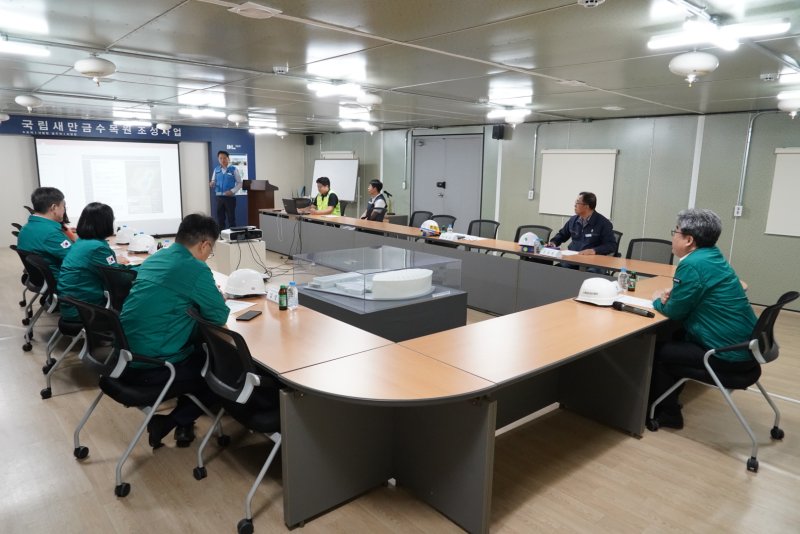 임상섭 산림청장이 국립새만금수목원 조성사업 추진상황을 점검하고 있다.(산림청 제공.재판매 및 DB금지)/뉴스1