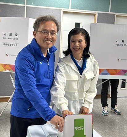 송기헌 더불어민주당 국회의원(원주 을)이 29일 강원 원주시 명륜동 댄신공연장에 마련된 제21대 대통령선거 사전투표소에서 부인 강현전 씨와 한 표를 행사했다. (독자 제공. 재판매 및 DB금지) 2025.5.29/뉴스1