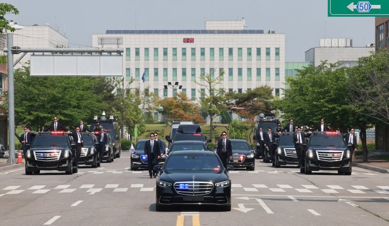 [서울=뉴시스] 고범준 기자 = 27일 서울 강서구 경호안전교육원에서 대통령경호처 경호관들이 제21대 대통령 취임식을 앞두고 차량 퍼레이드 훈련을 하고 있다. 2025.05.27. bjko@newsis.com