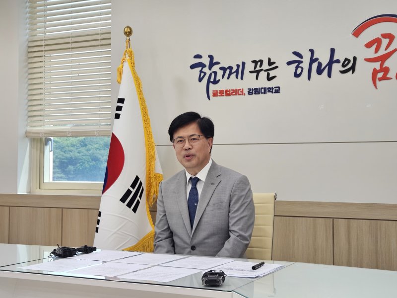 정재연 강원대 총장이 29일 춘천캠퍼스 총장실에서 강원대와 국립강릉원주대의 통합 승인과 관련한 소회를 밝히고 있다.2025.5. 29 한귀섭 기자