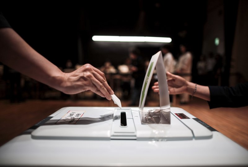 [서울=뉴시스] 정병혁 기자 = 제21대 대통령선거 사전투표 첫 날인 29일 서울 구로구 구로구민회관 대강당에 설치된 사전투표소를 찾은 유권자들이 투표를 하고 있다. 2025.05.29. jhope@newsis.com