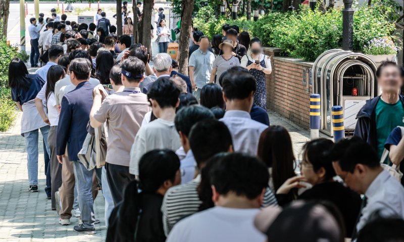 [서울=뉴시스] 정병혁 기자 = 제21대 대통령선거 사전투표 첫 날인 29일 서울 영등포구 여의동주민센터에 설치된 사전투표소를 찾은 유권자들이 투표를 하기 위해 줄 서 있다. 2025.05.29. jhope@newsis.com